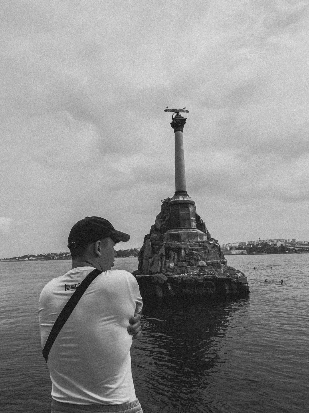 Артур на набережной Севастополя, вид со спины на Памятник затопленным кораблям